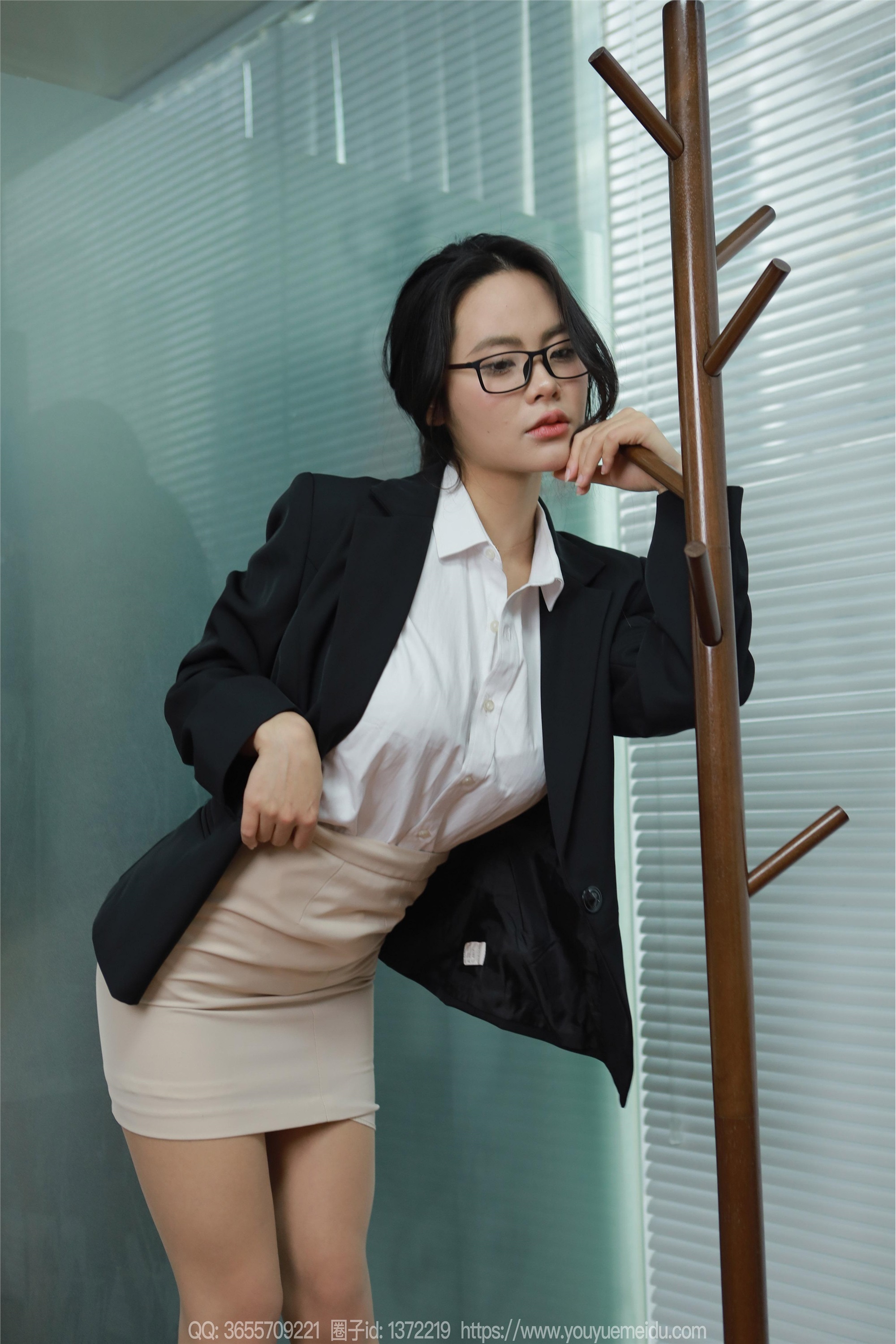 IESS异思趣向  2024.03.24 丝享家 1697 兔兔《眼镜辣兔》